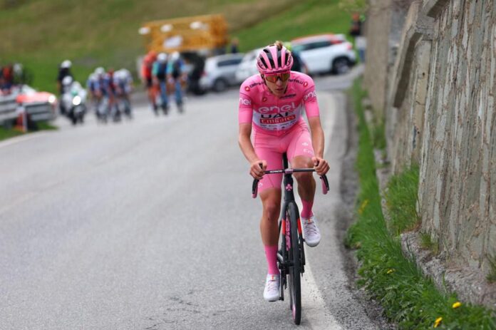 giro-d’italia,-pogacar-vince-15esima-tappa:-show-della-maglia-rosa