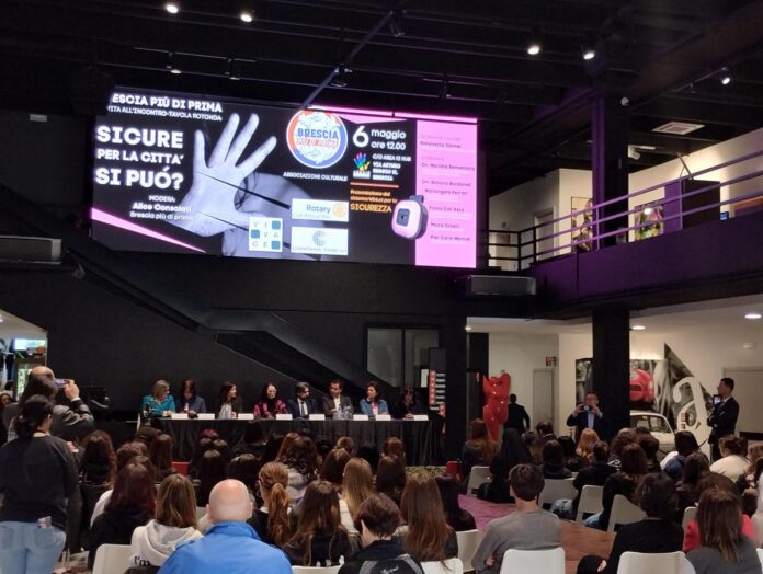 ‘ok-school-academy’,-scuola-regala-dispositivi-anti-aggressione-ai-propri-studenti