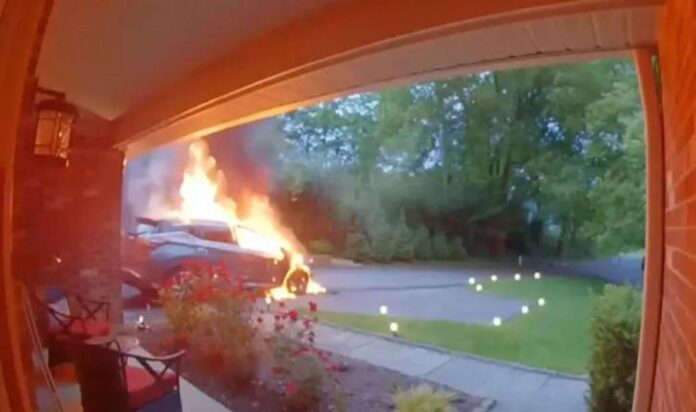 suv-prende-fuoco-spontaneamente-sul-vialetto-di-casa,-famiglia-salva-per-miracolo-–-video