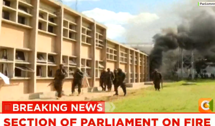 video|-in-kenya-assalto-al-parlamento:-spari,-fiamme-e-morti-tra-i-manifestanti